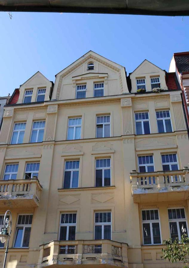 Retro Big Apartment With Two Balconies And Lift Karlsbad Eksteriør billede
